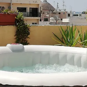 With Private Terrace, Jacuzzi & Views Appartement